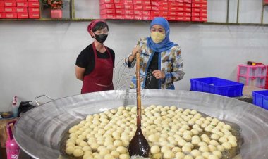 Gubernur Khofifah Cicipi Legitnya Onde-Onde Legend Khas Mojokerto