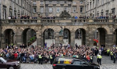 Ribuan Orang Ucapkan Selamat Tinggal Kepada Ratu Elizabeth II