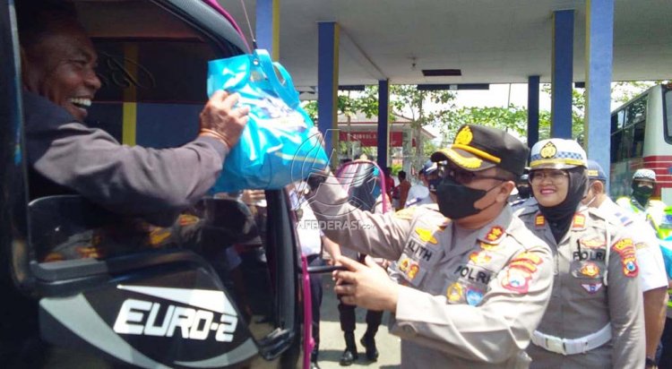 Polres Trenggalek Berikan Bansos Bagi Warga Terdampak Penyesuaian Harga BBM